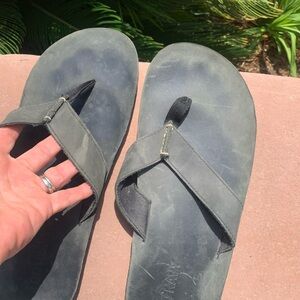 Old Navy Black Flip-Flop Sandals